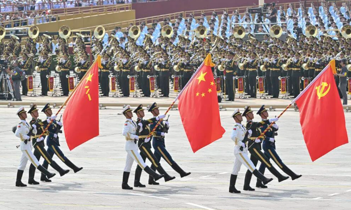 六安市黎明职业培训学校组织教职工观看“中国人民抗日战争暨世界反法西斯战争胜利80周年纪念大会